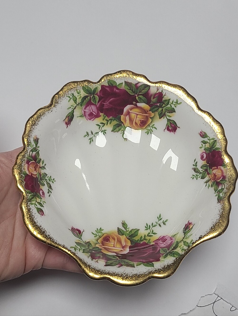 Vintage Royal Albert Old Country Roses Gilded Rim Collectible Shell Bowl Dish